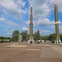 Музей пермской артиллерии. Слева - межконтинентальная баллистическая ракета РТ-2 (8К98). Гл. конструктор С. Королёв. Макет баллистической ракеты Р-12. Гл. конструктор М. Янгель.