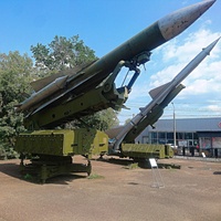 Музей пермской артиллерии. Слева направо: пусковая установка 5П72 ЗРК С-200, СМ-90 ракетного комплекса С-75М.