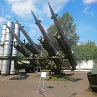 Музей пермской артиллерии. Справа налево: пусковая установка 5П73 ЗРК С-125, пусковая установка 5П851 ЗРК С-300ПТ.