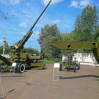 Музей пермской артиллерии. Слева направо: 130мм зенитная пушка КС-30, 37мм автоматическая зенитная пушка 61-К.
