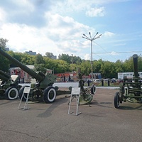 Музей пермской артиллерии. Слева направо: 152мм гаубица 2А65 "Мста-Б" и 152мм гаубица-пушка Д-20, 20мм возимый миномёт 2Б11 "Сани", 160мм буксируемый миномёт М160.