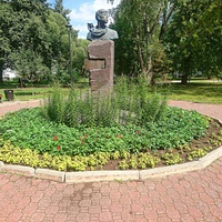 Бронзовый бюст Борису Пастернаку в Театральном саду, у библ. Пушкина. По легенде, именно здесь встретились Лара и Юрий, главные герои романа «Доктор Живаго», а Пермь стала прообразом города Юрятин. Открыт 12 июня 2009 г. Автор: скульптор: Е. Мунц.