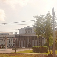 Бюст В.И. Ленина и культурно-деловой центр "Мотовилиха" на Уральской улице.