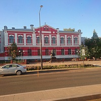 Памятник легендарному доктору Фёдору Христофоровичу Гралю у 2-й клинической больницы его же имени, первому губернскому доктору Перми начала 19 века. Авторы памятника - пермские художник-скульптор Алексей Залазаев и архитектор Виктор Вожженников.