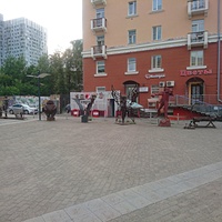 Скульптурная группа в стиле сантех-стрит-арт на площади кинотеатром «Кристалл».