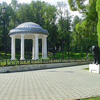 Ротонда постройки 2010г. в парке "Райский сад" и жанровая скульптура «Собаке-спасателю" породы ньюфаундленд, точная копия собаки по кличке Раймонда, принадлежавшей кинологу Янису Маркодсу.