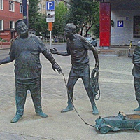 Памятник Трусу, Балбесу и Бывалому установлен в центре Перми на площади перед кинотеатром "Кристалл".