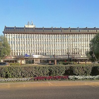 Бизнес-центр "Попов" на ул. Ленина. Перед ним - памятник А.С. Попову,  авторы которого - архитекторы: Д. Лапшин, Е. Кольцова; художник И. Дымшаков; скульптор А. Матвеев.