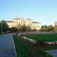 Сквер имени Дзержинского перед Администрацией Дзержинского района по ул. Ленина, 85.