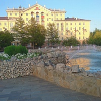 Фонтаны в сквере имени Дзержинского перед Администрацией Дзержинского района по ул. Ленина, 85.