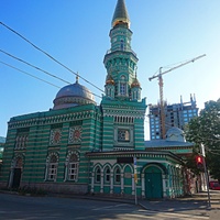 Соборная мечеть на углу улиц Монастырской и Осинской. Здание постройки 1903 г. по проекту архитектора А. И. Ожегова в формах эклектики с гармоничным сочетанием элементов восточного зодчества и черт русской народной архитектуры