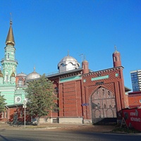 Соборная мечеть на углу улиц Монастырской и Осинской. Здание постройки 1903 г. по проекту архитектора А. И. Ожегова в формах эклектики с гармоничным сочетанием элементов восточного зодчества и черт русской народной архитектуры.