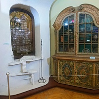 Экспозиции краеведческого музея. Слюдяное окно конца XVII - начало XVIII веков. Шкаф двухстворчатый. Середина XVIII века.