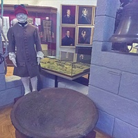 Экспозиции краеведческого музея. «Горнозаводская цивилизация». Колокол из бронзы, изготовлен на Суксунском заводе в 1760-е годы.