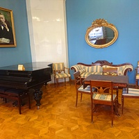 Экспозиции краеведческого музея. Гостиная. Н. В. Мешков - до 1917г. предпр-тель (перевозки по Каме, торговля), после - работа в Нарком. путей сообщения.  В неурожай 1891г. закупил (в т.ч. на свои средства) достаточно зерна и спас губернию от голода.