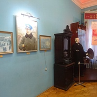 Экспозиции краеведческого музея. Слева - портрет гимназиста С. П. Дягилева на фоне дома своей семьи в Перми. Дягилев — театр. и худож. деятель,  антрепренёр, популяризатор русского искусства в мире. Справа - музыкальный магазин М.С. Симоновичъ.