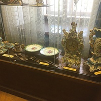 Экспозиции краеведческого музея. Культура  XVIII - XIX веков. Чайный сервиз для двоих, столовое серебро, часы каминные (Германия), ваза (г. Севр, Франция).