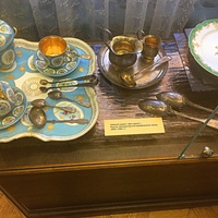 Экспозиции краеведческого музея. Культура XVIII - XIX веков. Чайный сервиз для двоих. Россия. Императорский фарфоровый завод. 1855-1881гг.