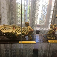 Экспозиции краеведческого музея. Культура  XVIII - XIX веков. Ваза для фруктов (Зап. Европа), статуэтка "Танцующая пара" (Саксония, г. Мейсен).