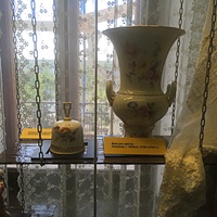 Экспозиции краеведческого музея. Культура  XVIII - XIX веков. Колокольчик настенный (Саксония, г. Мейсен). Ваза для цветов (Саксония, г. Мейсен) 1740-1750гг.