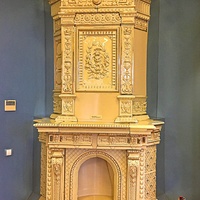 Экспозиции краеведческого музея. Этот камин находился в здании Казенной палаты.