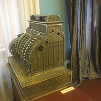 Экспозиции краеведческого музея. История Пермского края с древнейших времен до конца XX в. Кассовый аппарат нач. XX в.