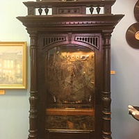 Экспозиции краеведческого музея. Культурная жизнь города во 2-й пол. XIX - нач. ХХ веков. Действующий симфонион Пауля Лохмана. Германия, Лейпциг. Конец XIX в. Изготовлен в виде музыкального шкафа. Передан в 1981 г. жительницей Перми Г.В. Баканиной.