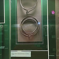 Экспозиции краеведческого музея. История Пермского края с древнейших времен до конца XX в. Гривны шейные. Волжская Булгария. XI-XII вв. Серебро.