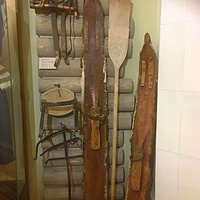 Экспозиции краеведческого музея. История Пермского края с древнейших времен до конца XX в. Крошни, коза, лыжа, коёк.