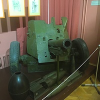 Экспозиции краеведческого музея. «Культура советского общества». Период Великой Отечественной войны. Модель 45-миллиметровой противотанковой пушки 53-к образца 1943 года.