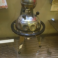 Экспозиции краеведческого музея. «Культура советского общества». Самовар электрический "Спутник", посёлок Суксун. Автор - худ. Собакин, 1976г.