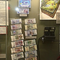 Экспозиции краеведческого музея. «Культура постсоветского общества». Лотерейные билеты и банкноты Госбанка РФ образца1990-х годов.
