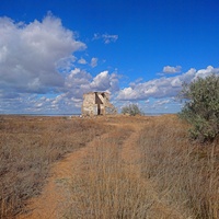 На дороге от села Прибрежного перед озером Сасык-Сиваш с остатками старого  строения.