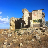 Прибрежная зона озера Сасык-Сиваш с остатками старого строения.