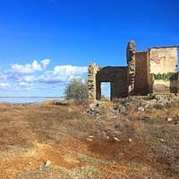 Прибрежная зона озера Сасык-Сиваш с остатками старого строения.