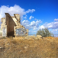 Прибрежная зона озера Сасык-Сиваш с остатками старого строения.