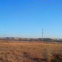 Добытые пласты соли (бурты) на территории "Крымского солепромысла" в западной части прибрежной зоны озера Сасык-Сиваш (Розового озера).