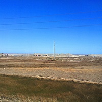 Добытые пласты соли (бурты) на территории "Крымского солепромысла" в западной части прибрежной зоны озера Сасык-Сиваш (Розового озера).