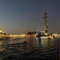 Ночной вид на Москва-реку и памятник "В ознаменование 300-летия российского флота"