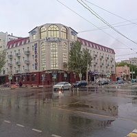 Отель "Украина Палас" на углу проспекта Ленина и улицы Фрунзе.