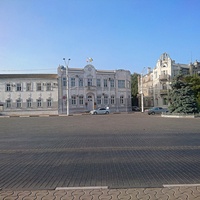 Дома проекта А. Генриха на Театральной площади: слева - Городской совет и администрация, 1908 г. постройки, принадлежал Ф.Х. Овчинникову. Справа - дом 1912 г. постройки в стиле модерн. Его ещё называют Дом лётчиков или Дом с оленем.