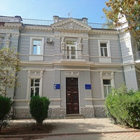 Вилла "Сфинкс" на улице Дувановской, построенная в 1911 году архитектором Павлом Яковлевичем Сеферовым в неогреческом стиле. Имя вилле дали три пары кариатид-сфинксов, выделяющих фасад здания среди других строений города.
