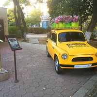 Рекламный "Запорожец" у магазина "Винодел" на ул. Фрунзе.
