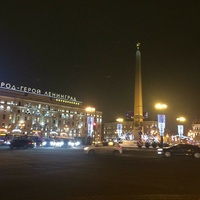 Пл. Восстания - Вид на гостинницу <<Октябрьская>> и обелиск <<Городу-герою Ленинграду>>