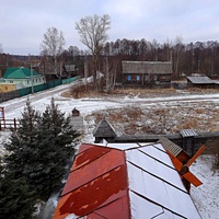 Вид с надвратной башни музея под открытым небом «Русское подворье» Национального парка Мещёра в северном направлении на жилые дома по Южной улице.