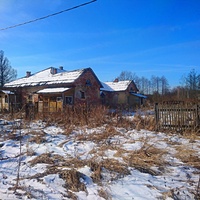 Типовой жилой дом для железнодорожников, здание бывшей школы. Вид с северо-востока.