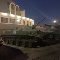Выставка военной техники во дворе музея