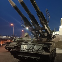 Выставка военной техники во дворе музея