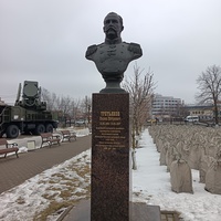 Бюст Третьякова во дворе музея