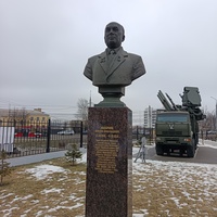 Бюст Макаровеца во дворе музея